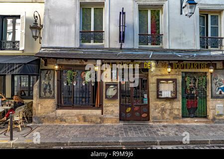 La Taverne De Montmartre restaurant on Rue Gabrielle , in Montmartre, Paris Stock Photo