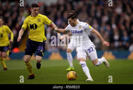 Leeds United's Jack Harrison, (right) battles for possession of the ball with Blackburn Rovers' Darragh Lenihan, (left) during the Sky Bet Championship match at Elland Road, Leeds. Stock Photo