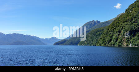 boat trip through the mountains in the fjord, doubtful sound, fjordland national park, new zealand Stock Photo