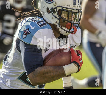 Tennessee Titans running back Chris Johnson warms up during NFL ...