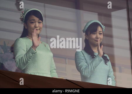 Japan's Princess Mako (L) and Princess Kako wave during Emperor Akihito's 85th birthday public appearance at the balcony of Imperial Palace, Tokyo, Japan on December 23, 2018. Credit: Motoo Naka/AFLO/Alamy Live News Stock Photo