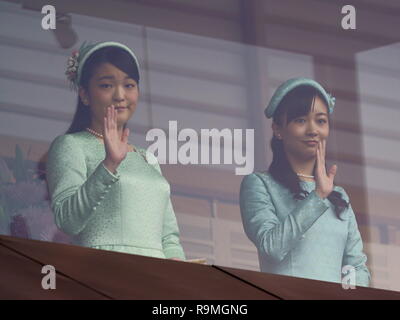 Japan's Princess Mako (L) and Princess Kako wave during Emperor Akihito's 85th birthday public appearance at the balcony of Imperial Palace, Tokyo, Japan on December 23, 2018. Credit: Motoo Naka/AFLO/Alamy Live News Stock Photo