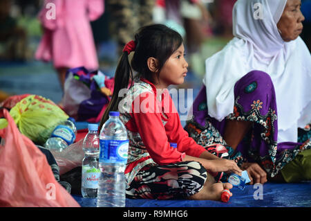 Beijing, Indonesia. 25th Dec, 2018. Tsunami survivors rest at a temporary shelter in Labuan of Pandeglang in Banten Province, Indonesia, Dec. 25, 2018. Casualty from the tsunami triggered by a volcanic eruption in Sunda Strait in Indonesia climbed to 429 people, and 16,802 others were displaced. Credit: Du Yu/Xinhua/Alamy Live News Stock Photo