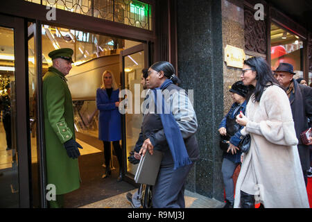 Harrods, Knightsbridge, London, UK.  26th  Dec 2018 - Shoppers enter the luxury department store Harrods in Knightsbridge as the Boxing Day begins. Boxing Day is one of the busiest days for retail outlets with tens of thousands of shoppers taking advantage of the post-Christmas bargains.  Credit: Dinendra Haria/Alamy Live News Stock Photo