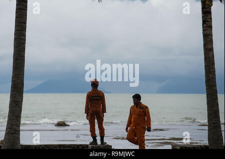 banten indonesia 26th dec 2018 rescuers watch volcano anak krakatau from anyer beach in banten provinece indonesia on dec 26 2018 the eruption of the volcano sparked underwater landslides and led to a tsunami killing over 400 people and injuring at least 1400 others so far rescue teams have been striving to reach isolated tsunami hit areas in indonesia where more victims are believed to remain under the rubble credit veri sanovrixinhuaalamy live news r9mjwc