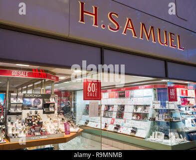 Ocean Terminal shopping centre, Leith, Edinburgh, Scotland, United Kingdom, 26th December 2018. H Samuel jewellers shop front advertising a Boxing Day sale with 60% off Stock Photo