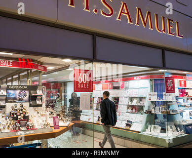 Ocean Terminal shopping centre, Leith, Edinburgh, Scotland, United Kingdom, 26th December 2018. H Samuel jewellers shop front advertising a Boxing Day sale with 60% off and shoppers at window display Stock Photo