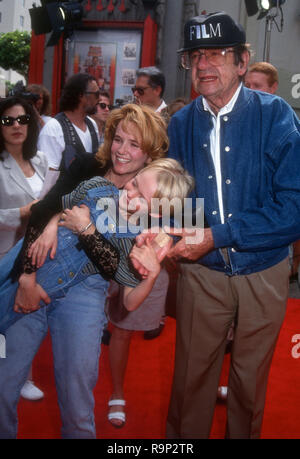 DENNIS THE MENACE, Lea Thompson, Mason Gamble (lying down), 1993 ...