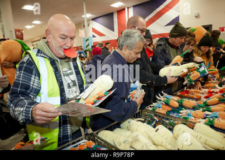 ALDI customers queueing for the soft toy Kevin the Carrot Stock Photo