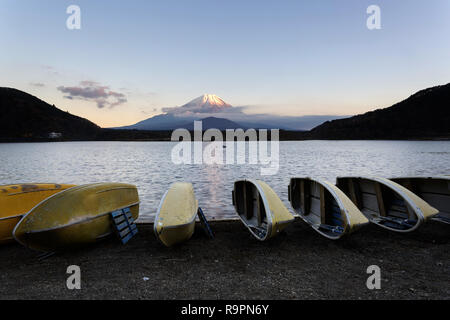 Small boats beside Lake Shoji, with Mount Fuji behind, Shojiko, Central Honshu, Japan Stock Photo