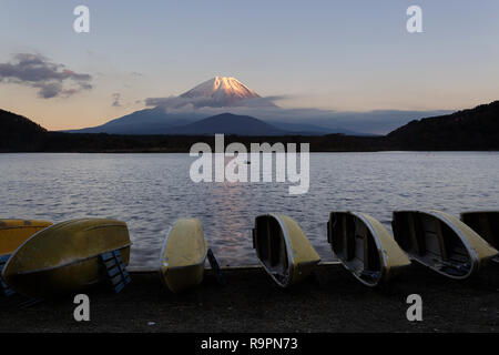 Small boats beside Lake Shoji, with Mount Fuji behind, Shojiko, Central Honshu, Japan Stock Photo