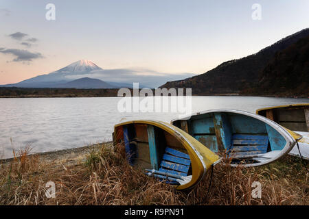 Small boats beside Lake Shoji, with Mount Fuji behind, Shojiko, Central Honshu, Japan Stock Photo