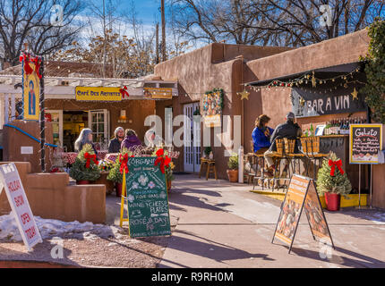 Canyon Road, Santa Fe New Mexico outdoor café diners in winter. Stock Photo