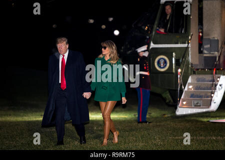 Washington, DC, USA. 27th Dec, 2018. United States President Donald J. Trump and First Lady Melania Trump make their way across the South Lawn of the White House after returning on Marine One from their surprise trip to Al Asad Air Base in Iraq to visit troops, in Washington, DC, USA, 27 December 2018. Credit: Pete Marovich/Pool via CNP | usage worldwide Credit: dpa/Alamy Live News Stock Photo