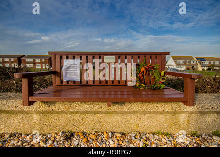 Selsey, West Sussex, UK. 27th December 2018. Sad sight of a plaque and wreath dedication on a bench with a letter from the town council at Christmas. Credit Stuart C. Clarke/Alamy Live News. Stock Photo