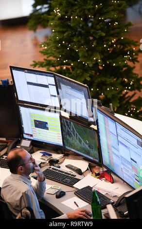 Frankfurt, Germany. 28th Dec, 2018. A Christmas tree stands in the trading room of the Frankfurt Stock Exchange in front of the workplace of a stock trader. After the losses on the previous day, share prices rose again on the last trading day of the year. Overall, the German share index (DAX) has lost almost 20 percent since the beginning of the year. Photo: Arne Dedert/dpa Credit: dpa picture alliance/Alamy Live News Stock Photo