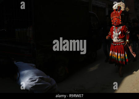 Bhaktapur, Nepal. 28th Dec, 2018. A masked dancer chases people during Navadurga festival in Madhyapur Thimi on Friday, December 28, 2018. Credit: Skanda Gautam/ZUMA Wire/Alamy Live News Stock Photo