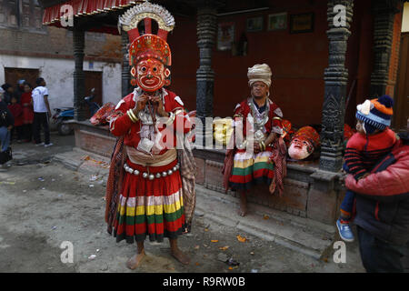 Bhaktapur, Nepal. 28th Dec, 2018. A masked dancer gets ready perform during Navadurga festival in Madhyapur Thimi on Friday, December 28, 2018. Credit: Skanda Gautam/ZUMA Wire/Alamy Live News Stock Photo