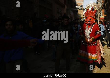 Bhaktapur, Nepal. 28th Dec, 2018. A masked dancer performs during Navadurga festival in Madhyapur Thimi on Friday, December 28, 2018. Credit: Skanda Gautam/ZUMA Wire/Alamy Live News Stock Photo