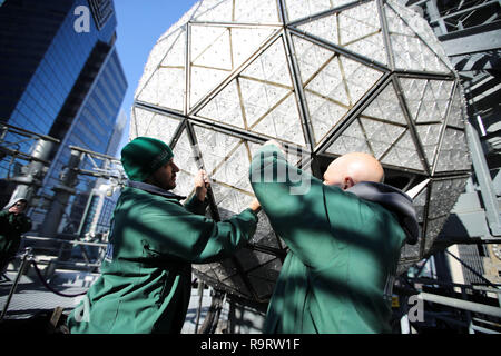 Beijing, USA. 27th Dec, 2018. Workers install a panel with new crystal triangles onto the New Year's Eve Ball during a ceremony on the roof of the One Times Square building in New York City, the United States, on Dec. 27, 2018. Covered with a total of 2,688 Waterford Crystal triangles, the ball is 12 feet (3.66 meters) in diameter and weighs 11,875 pounds (5386.4 kilograms). Credit: Wang Ying/Xinhua/Alamy Live News Stock Photo