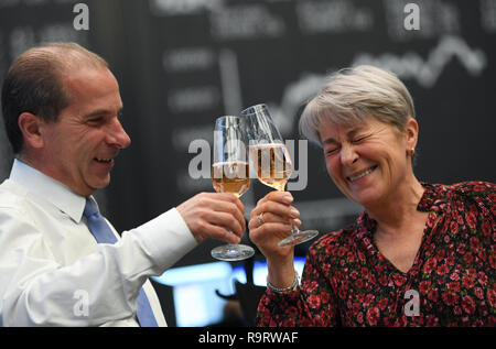 Frankfurt, Germany. 28th Dec, 2018. Exchange traders toast with sparkling wine in the trading room of the Frankfurt Stock Exchange. After the losses on the previous day, share prices rose again on the last trading day of the year. Overall, the German share index (DAX) has lost almost 20 percent since the beginning of the year. Photo: Arne Dedert/dpa Credit: dpa picture alliance/Alamy Live News Stock Photo