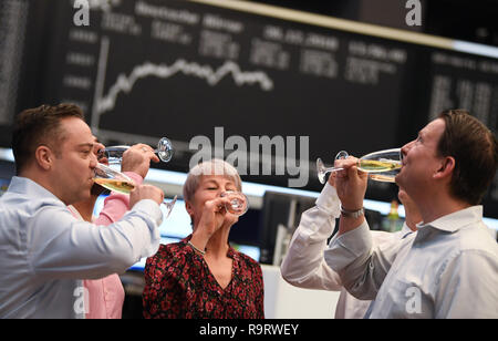 Frankfurt, Germany. 28th Dec, 2018. Exchange traders toast with sparkling wine in the trading room of the Frankfurt Stock Exchange. After the losses on the previous day, share prices rose again on the last trading day of the year. Overall, the German share index (DAX) has lost almost 20 percent since the beginning of the year. Photo: Arne Dedert/dpa Credit: dpa picture alliance/Alamy Live News Stock Photo