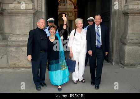 Ambrogino D Oro Allo Scrittore Amos Oz Amos Oz Con La Moglie, Il Sindaco Di Tel Aviv Hillel Fartouk E La Moglie Di Questi Stock Photo