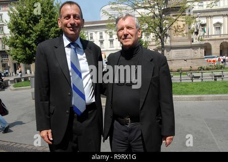 Ambrogino D Oro Allo Scrittore Amos Oz Amos Oz Con Il Sindaco Di Tel Aviv Hillel Fartouk Stock Photo