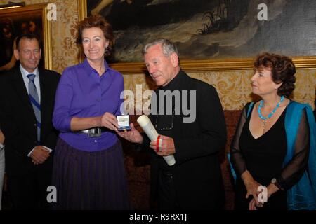 Ambrogino D Oro Allo Scrittore Amos Oz Letizia Moratti Con Amos Oz E La Moglie Stock Photo