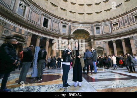 Rome, Italy. 28th Dec, 2018. Italian culture minister Alberto Bonisoli has scrapped plans by the previous government to charge visitors an entry fee into the Pantheon, one of the most visited sites in the city of Rome which attracted 7.4 million visitors in 2017. Former culture minister Dario Franceschini had planned to charge a €2 entry fee to visitors of the Pantheon, following an agreement between the culture ministry and the Rome vicariate Credit: amer ghazzal/Alamy Live News Stock Photo