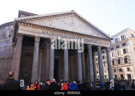 Rome, Italy. 28th Dec, 2018. Italian culture minister Alberto Bonisoli has scrapped plans by the previous government to charge visitors an entry fee into the Pantheon, one of the most visited sites in the city of Rome which attracted 7.4 million visitors in 2017. Former culture minister Dario Franceschini had planned to charge a €2 entry fee to visitors of the Pantheon, following an agreement between the culture ministry and the Rome vicariate Credit: amer ghazzal/Alamy Live News Stock Photo