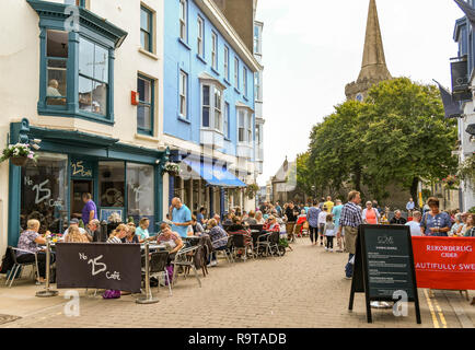 TENBY, PEMBROKESHIRE, WALES - AUGUST 2018: People dining on outdoor tables in a pedestrianised street in Tenby, West Wales. Stock Photo