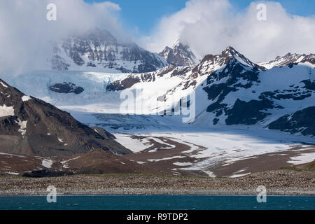 South Georgia, St. Andrews Bay, Coastal view of the Allardyce mountains and South Georgia's largest king penguin colony. Stock Photo