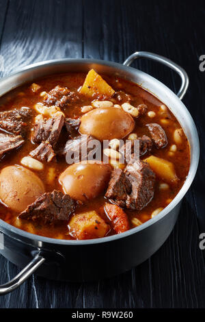 Hot plate for the Sabbath, a pot of spicy meat cooked with potatoes,  barleys, wheat and eggs. Pot of cholent Hamin in hebrew, challah-special  bread in Jewish cuisine. Traditional food Jewish Shabbat Stock Photo - Alamy