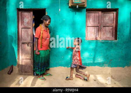 Ari Tribe mother and daughter in Jinka, Omo Valley, Ethiopia Stock Photo