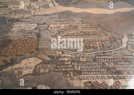 Mosaikkarte in der griechisch-orthodoxen St.-Georgs-Kirche, Madaba, Jordanien, Asien  |   6th-century mosaic map of Jerusalem inside the Greek Orthodo Stock Photo