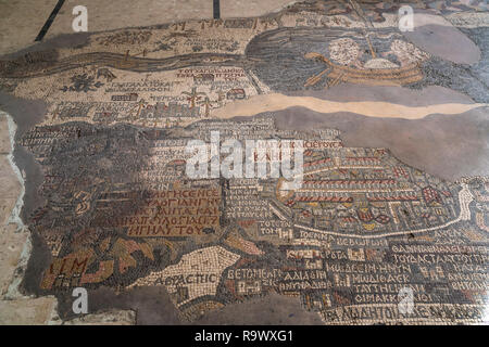 Mosaikkarte in der griechisch-orthodoxen St.-Georgs-Kirche, Madaba, Jordanien, Asien  |   6th-century mosaic map of Jerusalem inside the Greek Orthodo Stock Photo