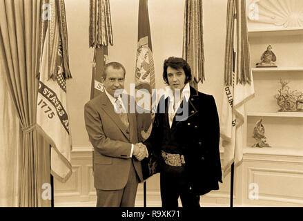 President Richard M. Nixon and Elvis Presley in the Oval Office of the White House. Stock Photo