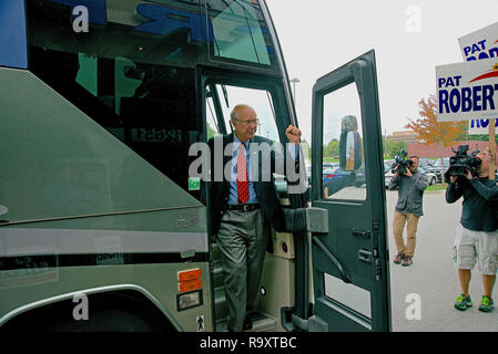 Overland Park, Kansas, USA, October 12, 2014 Senator Pat Roberts steps off the bus at his campaign office in Overland Park today. He spoke to a group of supporters before serving  them a quick barbecue lunch then  going on to the Turner Day festival at Steineger field in the Turner community. Stock Photo