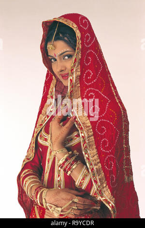 A PORTRAIT OF A Bride FROM RAJASTHAN dressed in traditional costume and jewellery Stock Photo