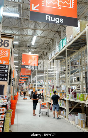 Aisle in a Home Depot hardware store Stock Photo - Alamy