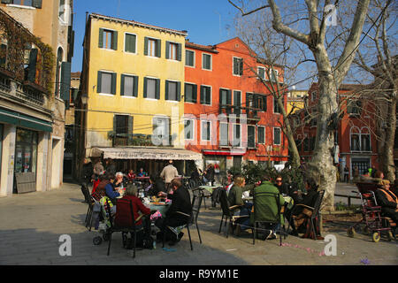 Campo San Giacomo dell' Orio, Santa Croce, Venice, Italy: al fresco dining at tables set in the square outside the Trattoria Capitan Uncino Stock Photo