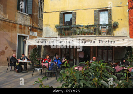 Campo San Giacomo dell' Orio, Santa Croce, Venice, Italy: al fresco dining at tables set in the square outside the Trattoria Capitan Uncino Stock Photo