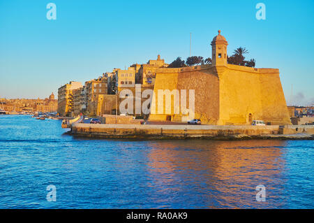 Explore fortifications of L-Isla (Senglea) and Vittoriosa marina during the sunset cruise along Valletta Grand Harbour, Malta. Stock Photo