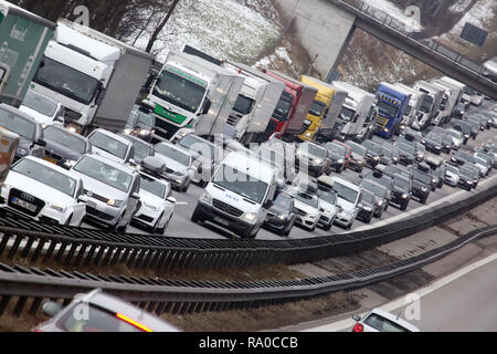 10.02.2018, Bayern, Holzkirchen, Deutschland, Stau auf der A8 in Richtung Sueden. 00S180210D087CARO.JPG [MODEL RELEASE: NOT APPLICABLE, PROPERTY RELEA Stock Photo