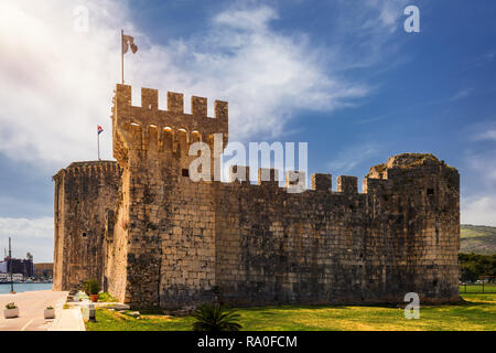 Medieval Kamerlengo fortress of the 15th century with the flag of Croatia in Trogir, Croatia. Tower of medieval Kamerlengo fortress in Trogir, Dalmati Stock Photo