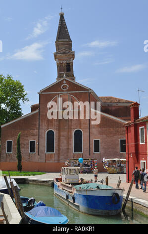 The Chiesa di San Martino, with its leaning bell tower, on Burano, an island in the Venetian lagoon, Italy. Stock Photo