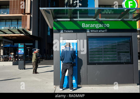 16.09.2018, Sydney, New South Wales, Australien - Ein Mann kauft auf der Uferpromenade am Wulugul Walk in Barangaroo South einen Fahrschein fuer die F