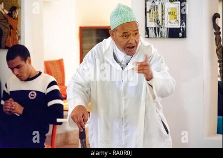 05-03-15, Marrakech, Morocco. An elderly man tells tales to an audience of tourists at the Cafe Clock story telling evening. Photo: © Simon Grosset Stock Photo