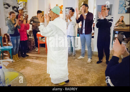 05-03-15, Marrakech, Morocco. An elderly man tells tales to an audience of tourists at the Cafe Clock story telling evening. Photo: © Simon Grosset Stock Photo